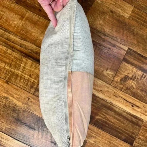 Decor Pillow Linen & Metallic Peachy Color - Picture 6 of 8